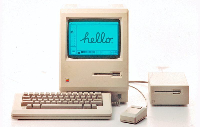 Apple Macintosh (1984) displaying the message ‘Hello’